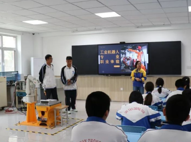 多元化的课程设置破解学用脱节经过深度的校企合作打通人才培育壁垒